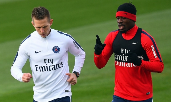 Serge Aurier participa de treino, em Saint-Germain-en-Laye, no dia 1&ordm; de abril de 2016