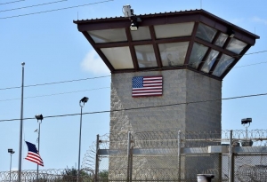 Foto de 8 de abril de 2014 mostra a torre de observa&ccedil;&atilde;o do "Campo 6" de deten&ccedil;&atilde;o na base de Guant&aacute;namo