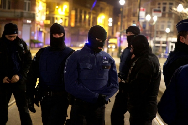 Policiais s&atilde;o vistos em Bruxelas, no dia 16 de mar&ccedil;o de 2016