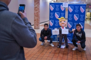 Eleitores latinos tiram foto ao lado de boneco de Donald Trump em Iowa em 26 de janeiro de 2016