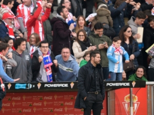 Diego Simeone assiste &agrave; derrota do Atl&eacute;tico de Madri diante do Sporting, em 19 de mar&ccedil;o, em Gij&oacute;n