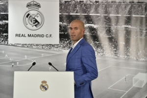 Zinedine Zidane, o novo t&eacute;cnico do Real Madri, chega para coletiva de imprensa, em Madri, no dia 4 de janeiro de 2016