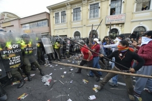 Manifestantes contra a emenda constitucional entram em confronto com policiais, em Quito, no dia 3 de dezembro de 2015