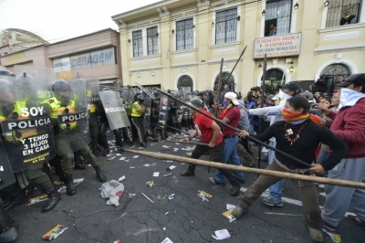 Manifestantes contra a emenda constitucional entram em confronto com policiais, em Quito, no dia 3 de dezembro de 2015