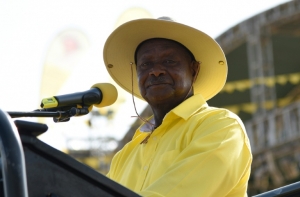 Yoweri Museveni, no poder h&aacute; 30 anos, foi reeleito presidente de Uganda por um quinto mandato de cinco anos, anunciou neste s&aacute;bado a Comiss&atilde;o Eleitoral.