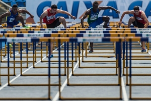 Atletas disputam os 110 m com barreiras no campeonato Ibero-Americano de atletismo, evento teste dos Jogos Ol&iacute;mpicos Rio-2016 no Engenh&atilde;o
