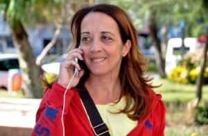 A jornalista holandesa Ebru Umar, na sa&iacute;da da delegacia de Pol&iacute;cia de Kusadasi, em Izmir, na Turquia, em 24 de abril de 2016