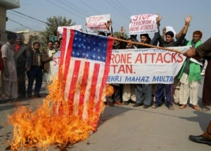 Multid&atilde;o protesta contra ataque de drones americanos sobre Multan, no Paquist&atilde;o, em 26 de dezembro de 2013