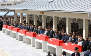 Caix&otilde;es das v&iacute;timas do ataque da quarta-feira em Ancara s&atilde;o cobertos com a bandeira turca durante funeral, no dia 19 de fevereiro de 2016
