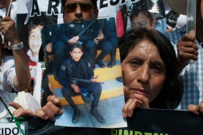 Familiares de pessoas desaparecidas participam de marcha, na Cidade do M&eacute;xico, no dia 10 de maio de 2016
