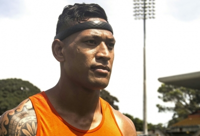 O jogador de rugby Israel Folau utiliza uma "brainBAND", em Sydney, no dia 23 de mar&ccedil;o de 2016