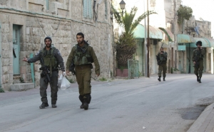 For&ccedil;as israelenses s&atilde;o vistas em Hebron, na Cisjord&acirc;nia ocupada, no dia 9 de dezembro de 2015