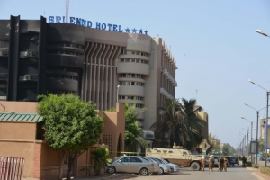 Soldados de Burkina Faso guardam o hotel Splendid, em Ouagadougou, no dia 16 de janeiro de 2016