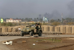 (Arquivo) Combatentes que apoiam o governo participam de uma opera&ccedil;&atilde;o de seguran&ccedil;a contra o Estado Isl&acirc;mico em Bagd&aacute;