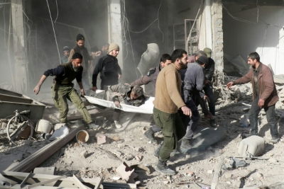 S&iacute;rios evacuam homem ferido ap&oacute;s ataque a&eacute;reo do regime s&iacute;rio, em Douma, no dia 6 de janeiro de 2016