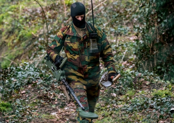 Um membro da pol&iacute;cia belga participa de uma opera&ccedil;&atilde;o em Courtrai, noroeste do pa&iacute;s, em 31 de mar&ccedil;o de 2016