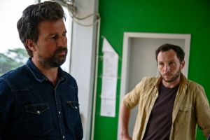 Jean-Philippe R&eacute;my (e) e Philip Moore conversam com um jornalista estrangeiro diante do gabinete do promotor p&uacute;blico, em Bujumbura