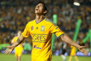 Alan Pulido comemora placar em partida em Monterrey, no M&eacute;xico, em 26 de abril de 2014