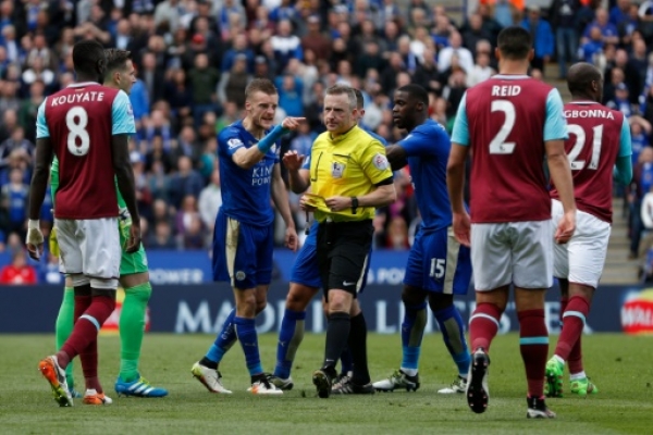 Leicester City's English striker Jamie Vardy (3L) reacts after referee Jonathan Moss (C) showed Vardy his second yellow card for simulation to send him off during the English Premier League football match between Leicester City and West Ham United at King Power Stadium in Leicester, central England on April 17, 2016.