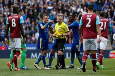 Leicester City's English striker Jamie Vardy (3L) reacts after referee Jonathan Moss (C) showed Vardy his second yellow card for simulation to send him off during the English Premier League football match between Leicester City and West Ham United at King Power Stadium in Leicester, central England on April 17, 2016.
