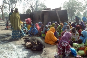 (Arquivo) Mulheres s&atilde;o vistas ap&oacute;s ataque do Boko Haram, na vila Dalori, nos arredores de Maiduguri, Nig&eacute;ria, no dia 31 de janeiro de 2016