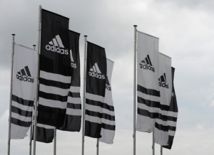 (Arquivo) Bandeiras da Adidas s&atilde;o vistas na sede da companhia, em Herzogenaurach, Alemanha, no dia 21 de junho de 2010