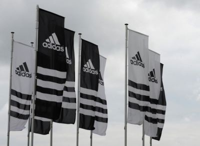 (Arquivo) Bandeiras da Adidas s&atilde;o vistas na sede da companhia, em Herzogenaurach, Alemanha, no dia 21 de junho de 2010