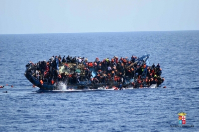 Foto da Marinha Italiana mostra embarca&ccedil;&atilde;o de migrantes naufragando em frente &agrave; costa l&iacute;bia, no dia 25 de maio de 2016
