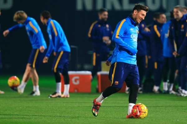 Messi treina com o Bar&ccedil;a, em 1&ordm; de janeiro, em Barcelona