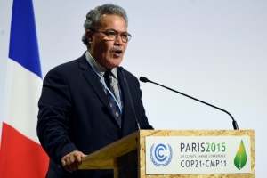 O primeiro-ministro da ilha de Tuvalu Enele Sosene Sopoaga discursa na COP21
