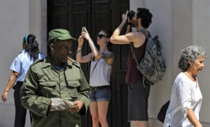 Turistas tiram fotos em Havana, no dia 18 de mar&ccedil;o de 2016