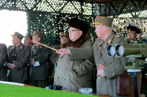Foto sem data divulgada pela ag&ecirc;ncia oficial norte-coreana KCNA mostra o dirigente Kim Jong-Un (C) durante uma inspe&ccedil;&atilde;o a exerc&iacute;cios militares em local n&atilde;o revelado