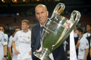Zidane posa com o trof&eacute;u da Liga dos Campe&otilde;es, em 28 de maio, em Mil&atilde;o