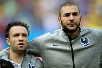 (Arquivo) Os jogadores Mathieu Valbuena (&agrave; esquerda) e Karim Benzema no Est&aacute;dio Nacional de Bras&iacute;lia Man&eacute; Garrincha en 30 de junho de 2014