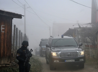Ve&iacute;culos da pol&iacute;cia b&oacute;snia circulam por Sokolje, um sub&uacute;rbio de Sarajevo, em 22 de dezembro durante opera&ccedil;&atilde;o contra os supostos terroristas