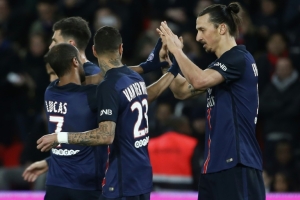 Jogadores do Paris Saint-Germain comemoram gol durante partida contra o Reims, em Paris, no dia 20 de fevereiro de 2016