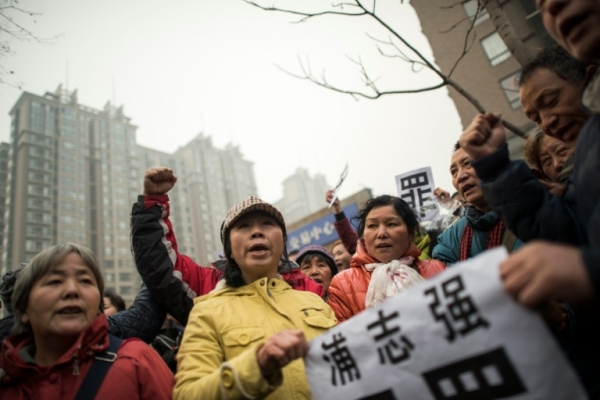 Simpatizantes de advogado de defesa dos direitos humanos protestam em Pequim antes da dispers&atilde;o por parte da pol&iacute;cia em 14 de dezembro de 2015