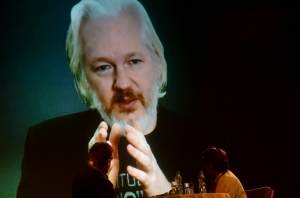 Julian Assange permanece refugiado na embaixada equatoriana de Londres desde 2012.