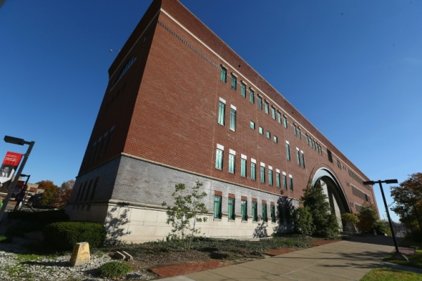 (Arquivo) Pr&eacute;dio no campus da Universidade de Louisville, em Louisville, Kentucky, no dia 9 de novembro de 2013