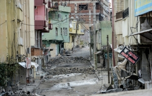 Rua deserta em Silvan ap&oacute;s combates entre as for&ccedil;as turcas e militantes curdos em 10 de novembro