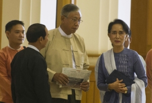 Htin Kyaw (c) e Aung Suu Kyi chegam &agrave; c&acirc;mara baixa do parlamento, em Naypyidaw