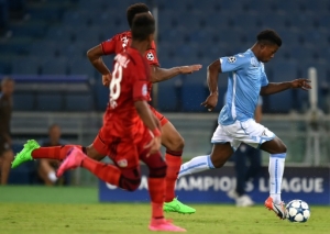 Lazio's forward from Senegal Balde Diao Keita (R) runs with the ball during the UEFA Champions League playoff football match between Lazio and Bayer Leverkusen, at Olympic stadium in Rome on August 18, 2015. AFP PHOTO / ALBERTO PIZZOLI