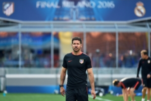 O t&eacute;cnico do Atl&eacute;tico de Madri, Diego Simeone, durante treino, em Mil&atilde;o, no dia 27 de maio de 2016