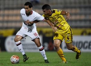 Ganso (E), do S&atilde;o Paulo, disputa bola com Johan Osorio, do Trujillanos, em Valera, Venezuela, no dia 16 de mar&ccedil;o de 2016