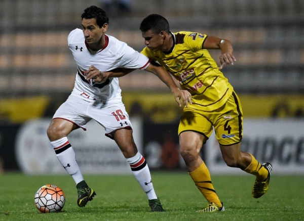 Ganso (E), do S&atilde;o Paulo, disputa bola com Johan Osorio, do Trujillanos, em Valera, Venezuela, no dia 16 de mar&ccedil;o de 2016