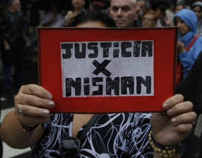 (Arquivo) Uma mulher segura um cartaz com os dizeres "Justi&ccedil;a para Nisman" durante manifesta&ccedil;&atilde;o na Pra&ccedil;a de Maio, em Buenos Aires, no dia 18 de fevereiro de 2015