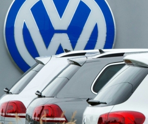 (Arquivo) Carros da Volkswagen s&atilde;o expostos em uma concession&aacute;ria, em Woodbridge, no dia 29 de setembro de 2015