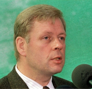 (Arquivo) O m&eacute;dico alem&atilde;o Hartmut Hopp, em Santiago, no dia 12 de agosto de 1997