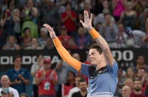 Milos Raonic comemora vit&oacute;ria sobre Roger Federer, em Brisbane, no dia 10 de janeiro de 2016