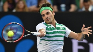 O su&iacute;&ccedil;o Roger Federer, terceiro cabe&ccedil;a de chave, e a russa Maria Sharapova, finalista no ano passado, se classificaram nesta segunda-feira para a segunda rodada do Aberto da Austr&aacute;lia, como j&aacute; haviam feito mais cedo o s&eacute;rvio Novak Djokovic e americana Serena Williams